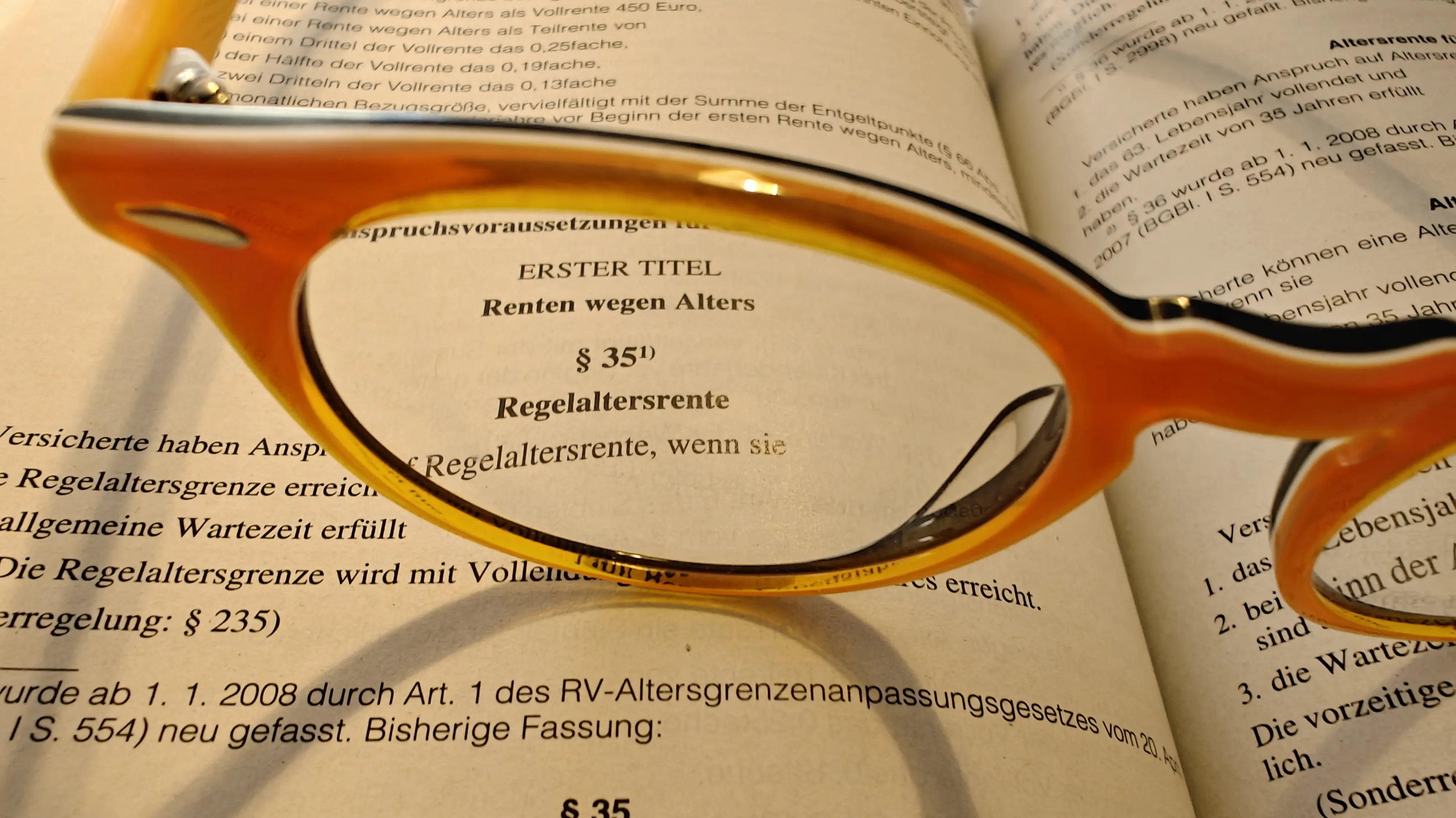 Brille die auf Rentengesetz liegt